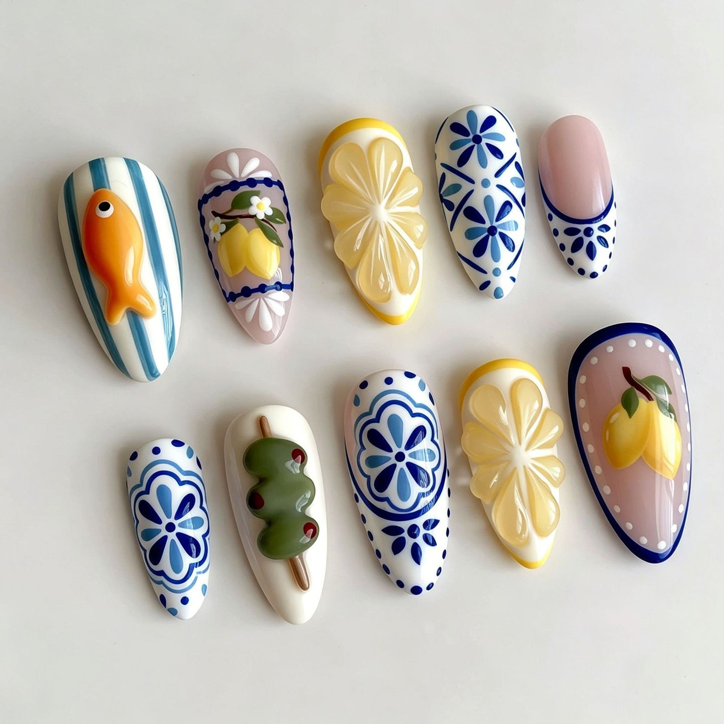 Kunstvolle Nagelspitzen mit handgezeichneten Motiven Brehn