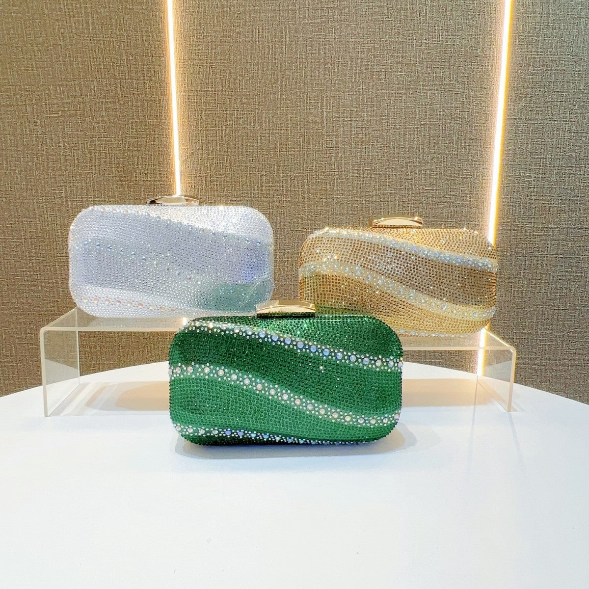 Kristallbesetzte Clutch-Handtasche
