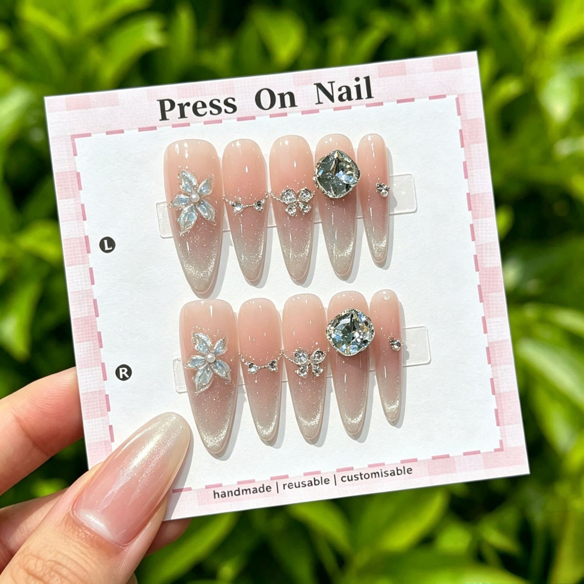 Künstlerisches Press-On Nail Art Set mit niedlichen Charakteren und Schleifenakzenten