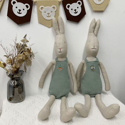 Plüsch-Langohren-Hasenpuppe mit Musslin-Overall