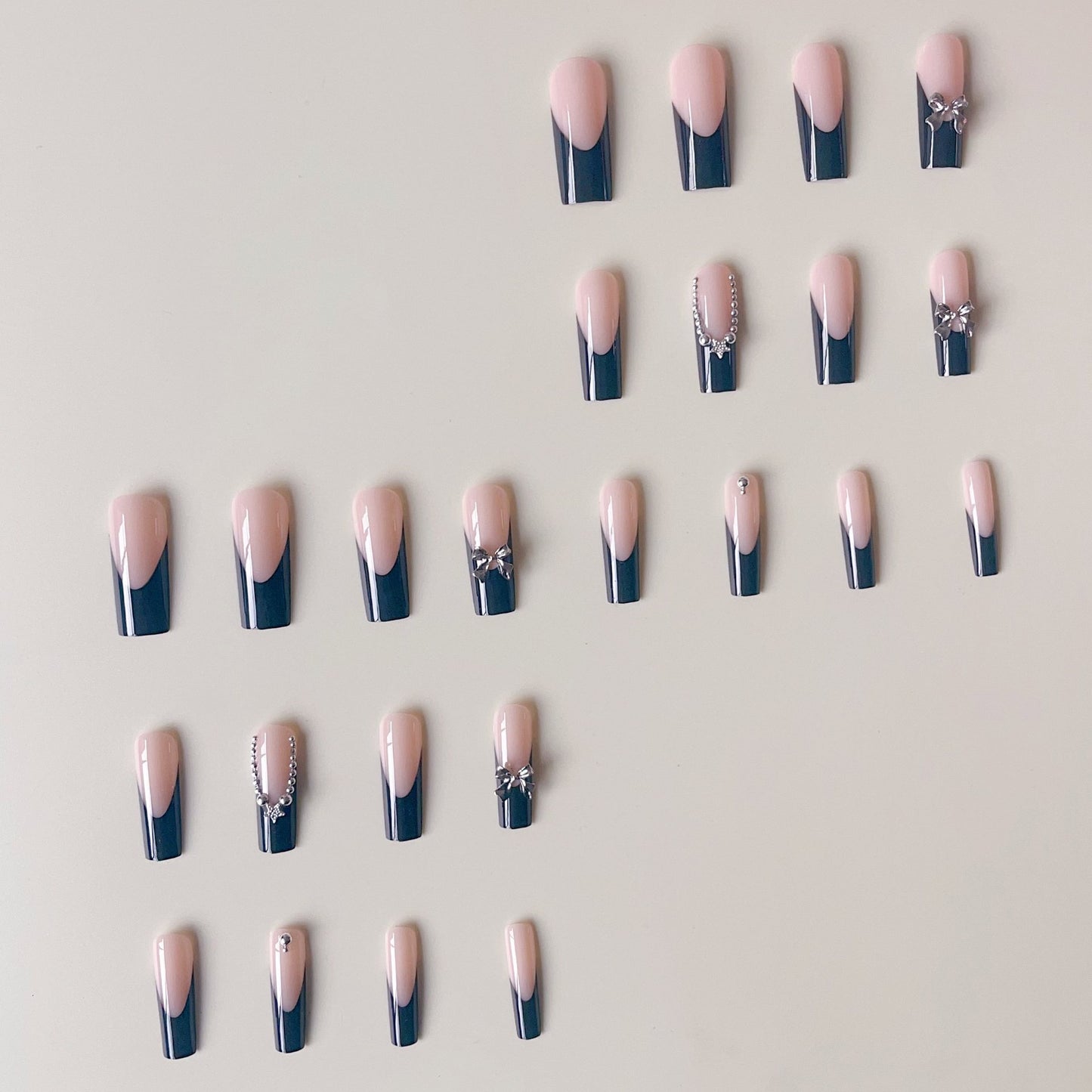 Kunstnagelset mit glamourösen Strassakzenten und eleganten 3D-Designs Brehn