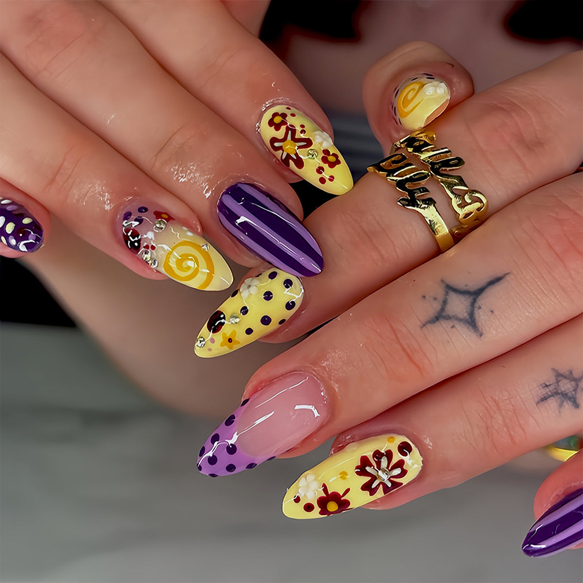 Künstliche Fingernägel mit Floralem und Geometrischem Design Brehn