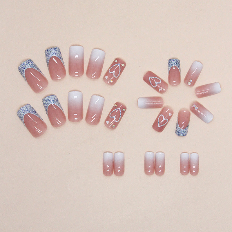 Herz-verzierte Nagelkunstverlängerungen Brehn