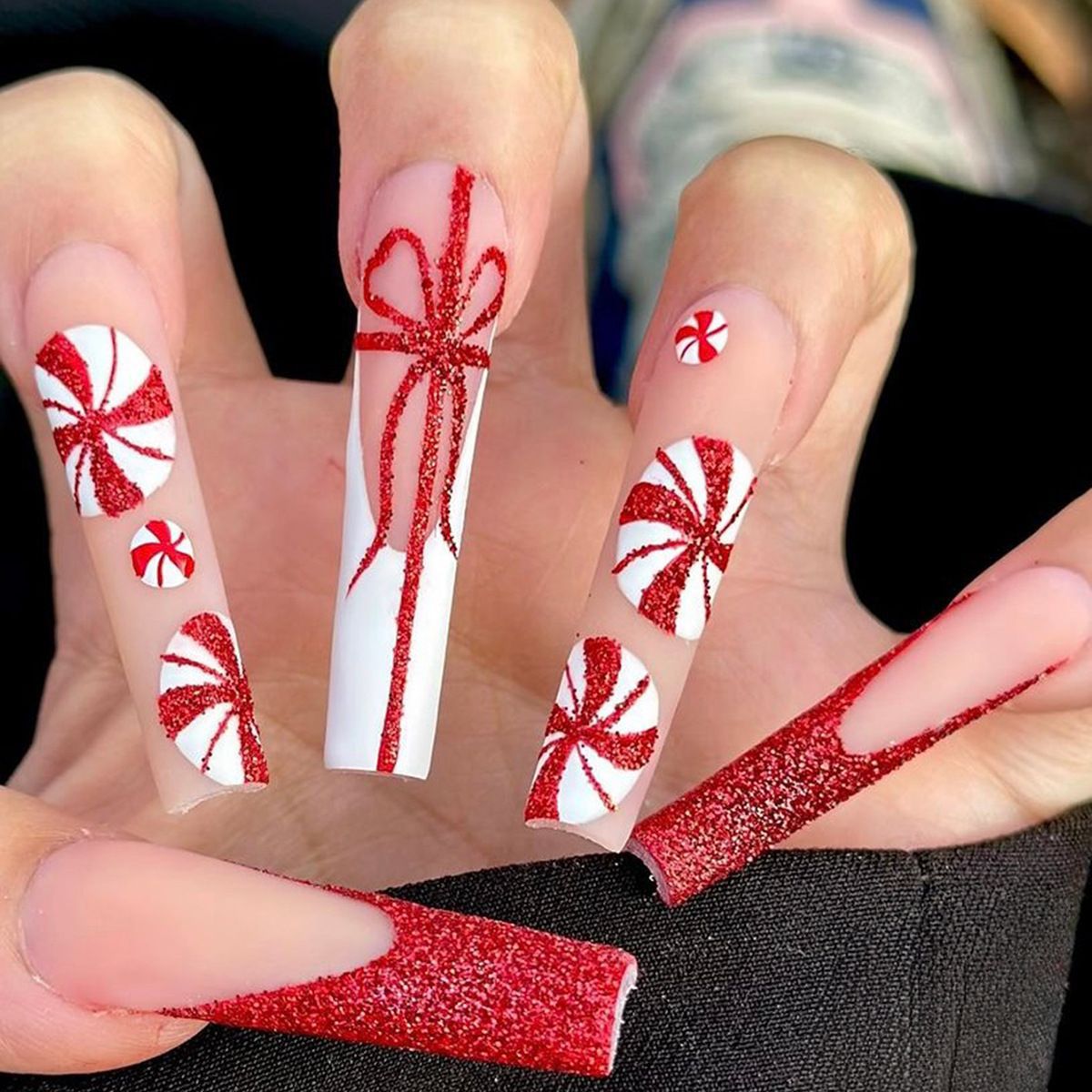 Dekoratives Press-On-Nagelkunst-Set mit elegantem Blumen- und Glitzermuster Brehn
