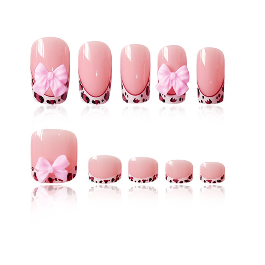 Künstlerisches Nagelset mit Schleifenakzenten Brehn