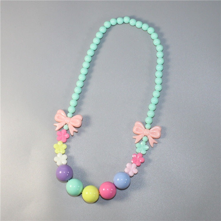 Bunte Perlenkette mit Floralen Elementen Brehn
