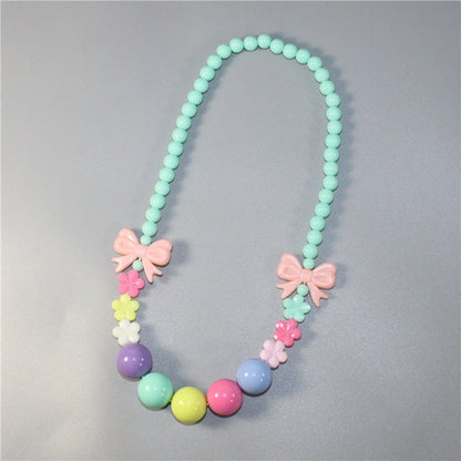 Bunte Perlenkette mit Floralen Elementen Brehn