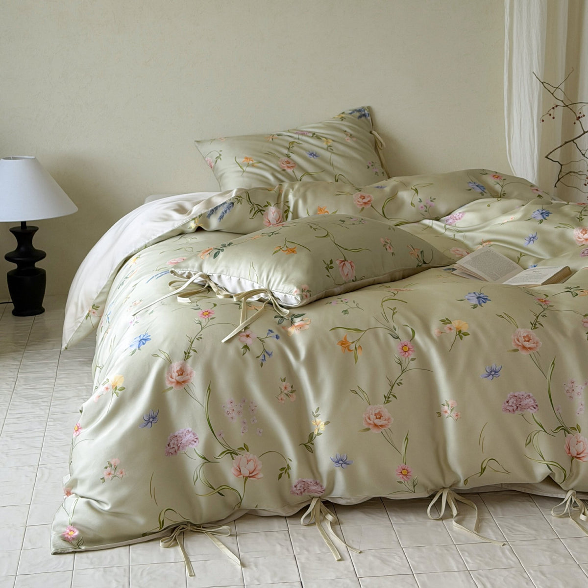 Florales Satin-Bettbezug-Set mit Eckenbindeschluss und Kissenbezügen