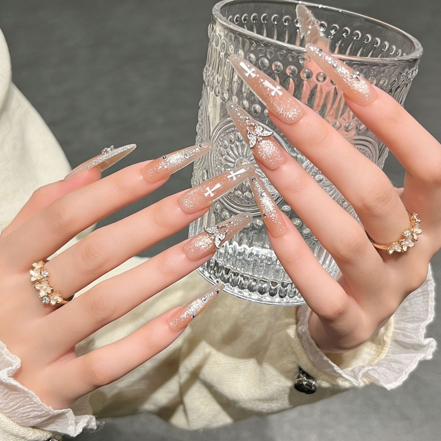 Elegante Stiletto Press-On-Nagelverlängerungen mit Edelsteinakzenten Brehn