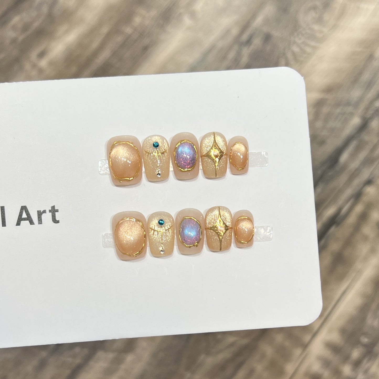 Dekoratives Press-On Nagelkunst-Set mit schimmernden Edelsteinakzenten Brehn