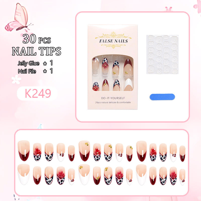 Kunstnagelset mit eleganten floralen Mustern und glamourösen Details Brehn