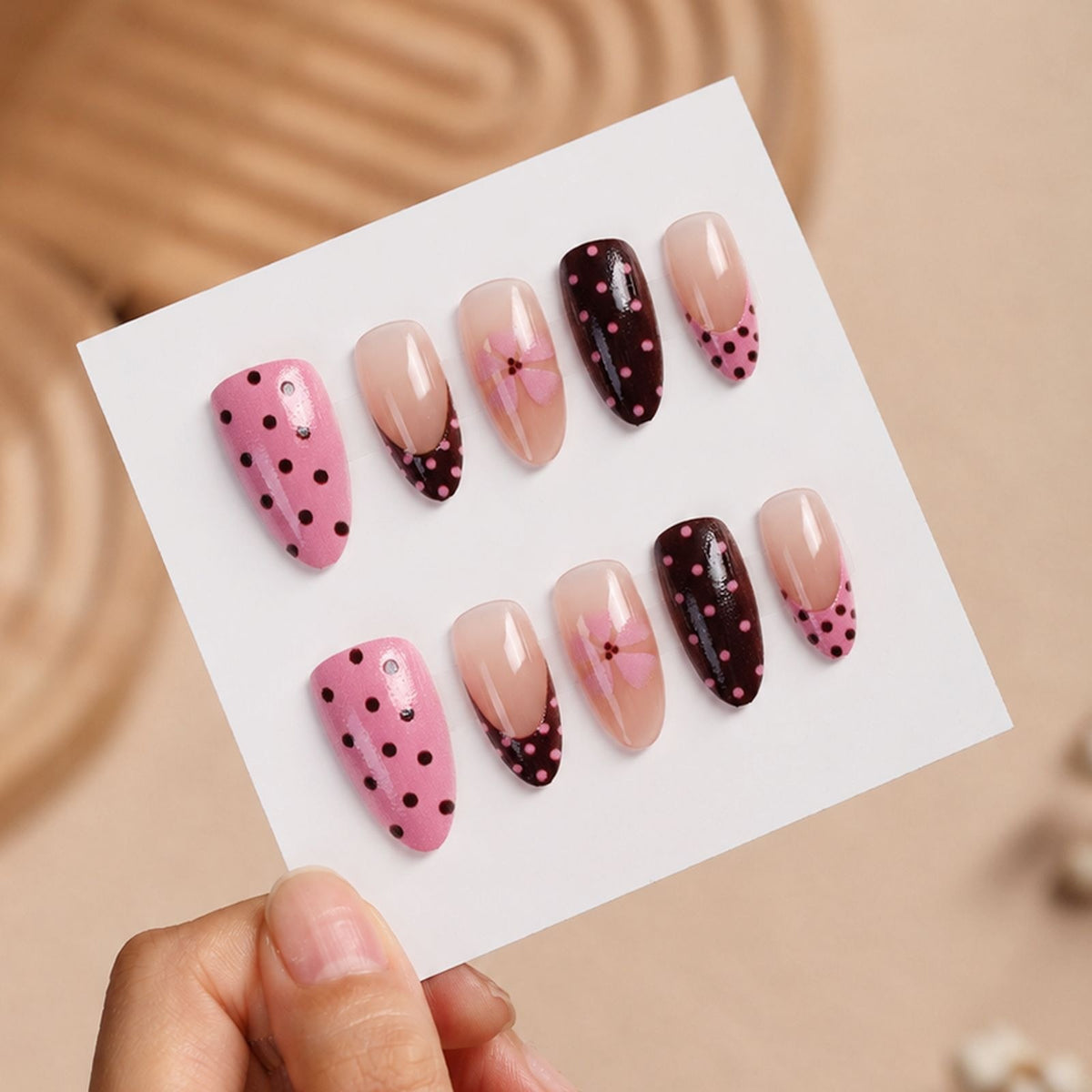 Kunstnagelset mit verspielten Punkten und floralen Akzenten Brehn