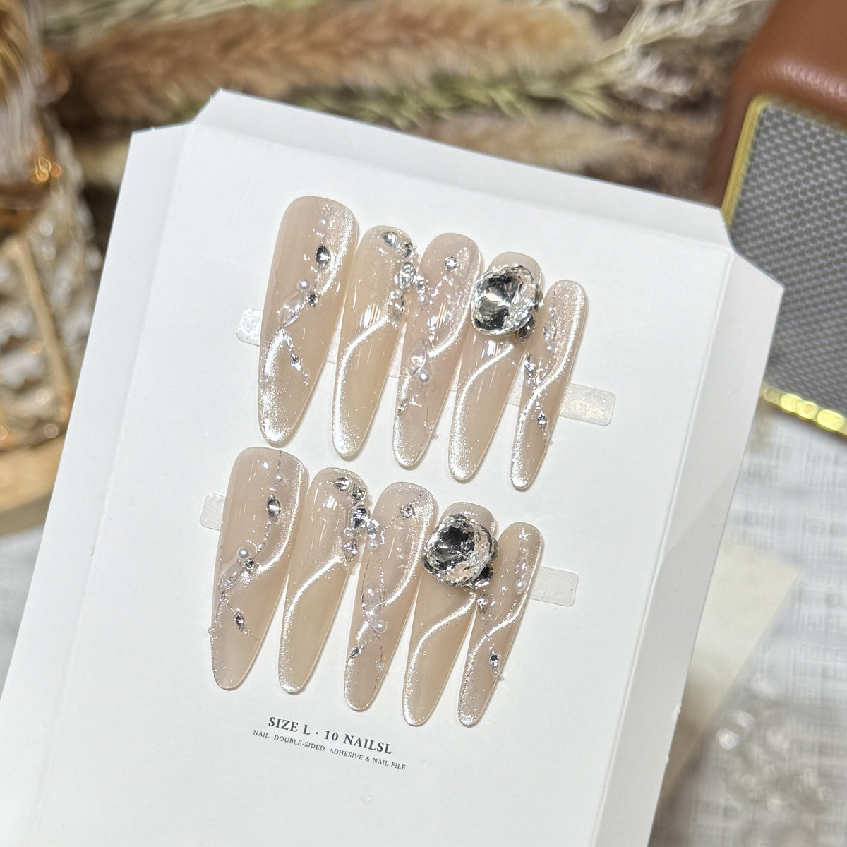 Künstlerisches Stiletto Press-On Nagelset mit Kristallakzenten Brehn