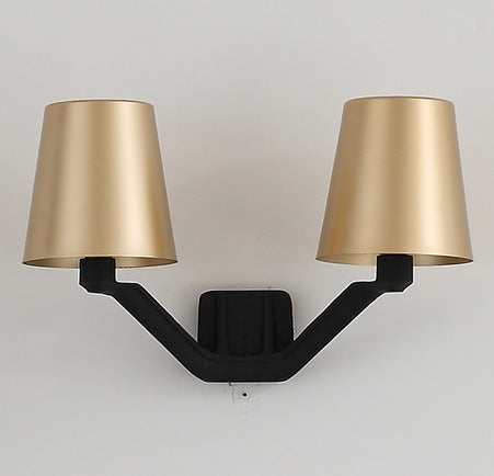 Elegante Tischlampe mit geometrischem Fuß