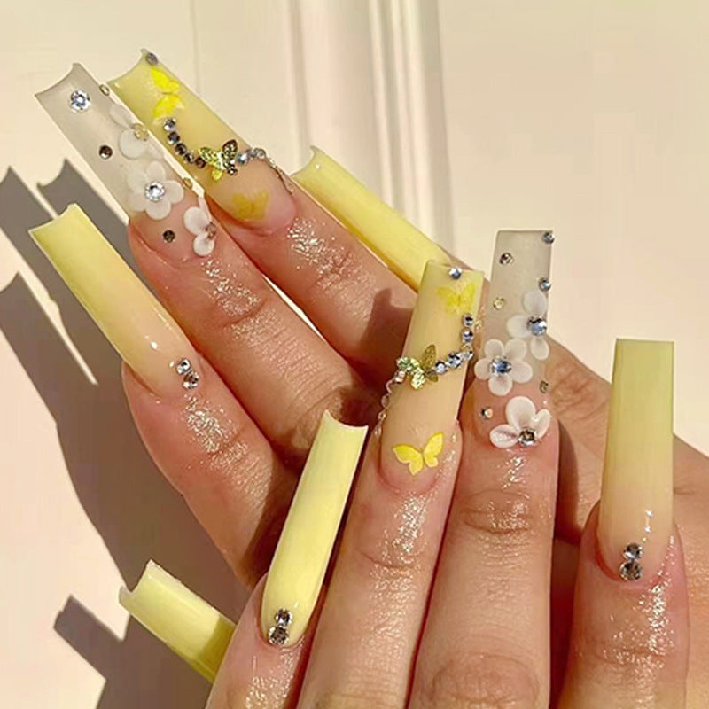 Künstliche Nagelverlängerungen mit floralen Akzenten und Strass Brehn