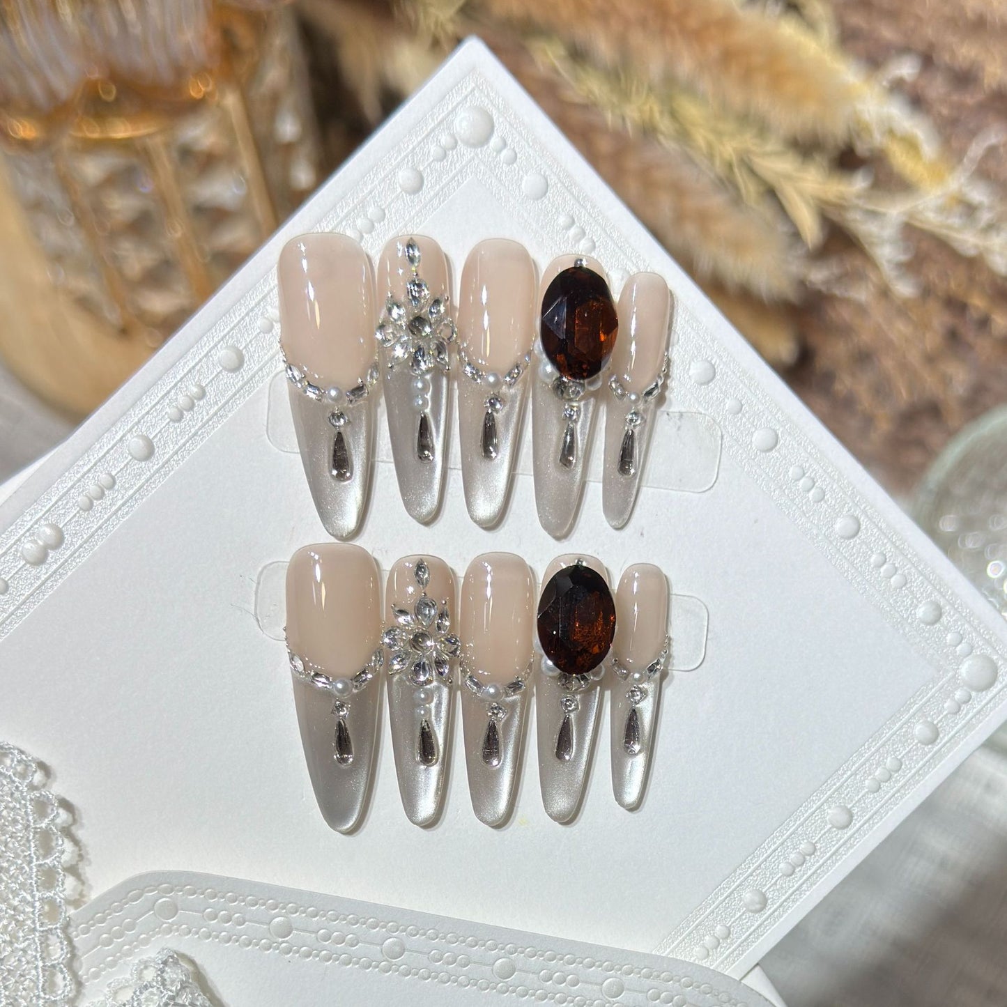 Glamouröses Stiletto Press-On Nagelkunst-Set mit eleganten Edelsteinverzierungen Brehn