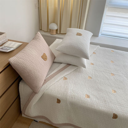 Gepolstertes Steppbett-Set mit gestickten Bärenapplikationen und Nackenrolle