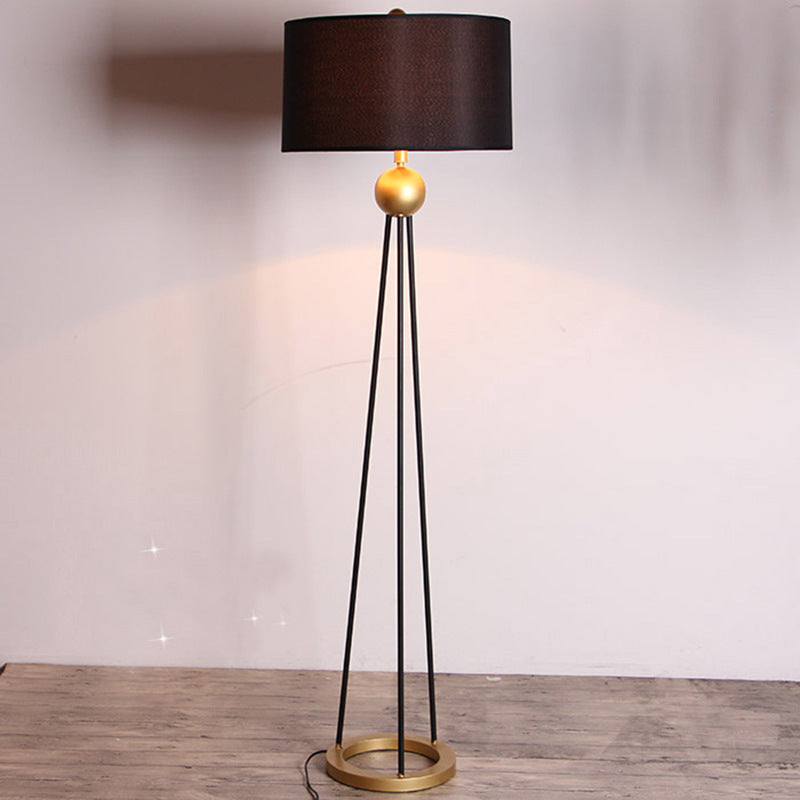 Zeitgenössische Stehlampe mit elegantem Schirm