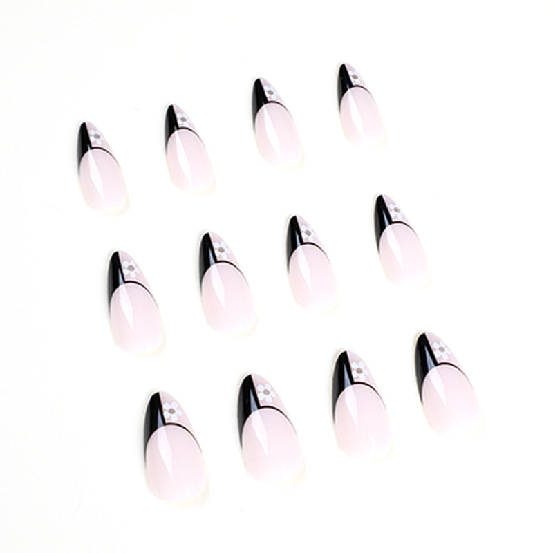Kunstvolle Nagelkunst mit eleganten Schwarz-Weiß-Design und floralen Akzenten Brehn