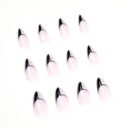 Kunstvolle Nagelkunst mit eleganten Schwarz-Weiß-Design und floralen Akzenten Brehn