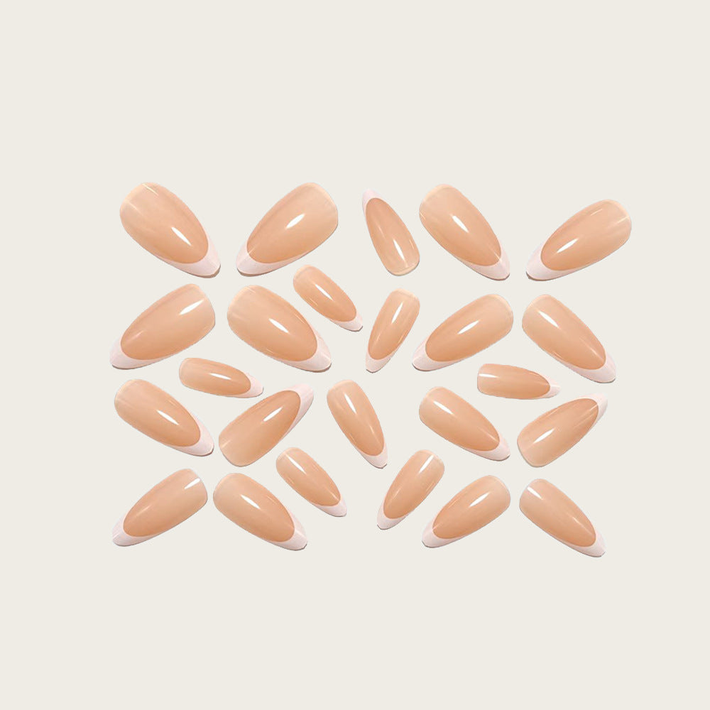 Kunstnägel mit Modischem French-Tip Design Brehn
