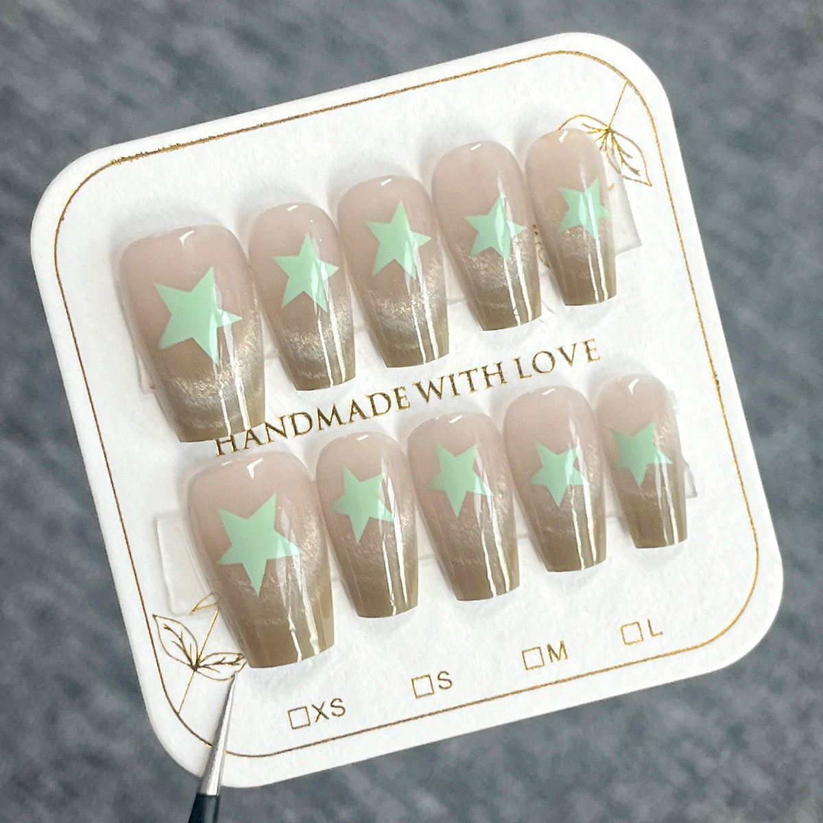 Künstliche Nagelverlängerungen mit Shimmer-Effekt und Sternenmotiven Brehn