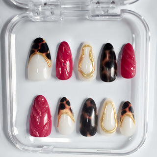 Dekorativer Stiletto Press-On Nagelset mit künstlerischen Mustern Brehn
