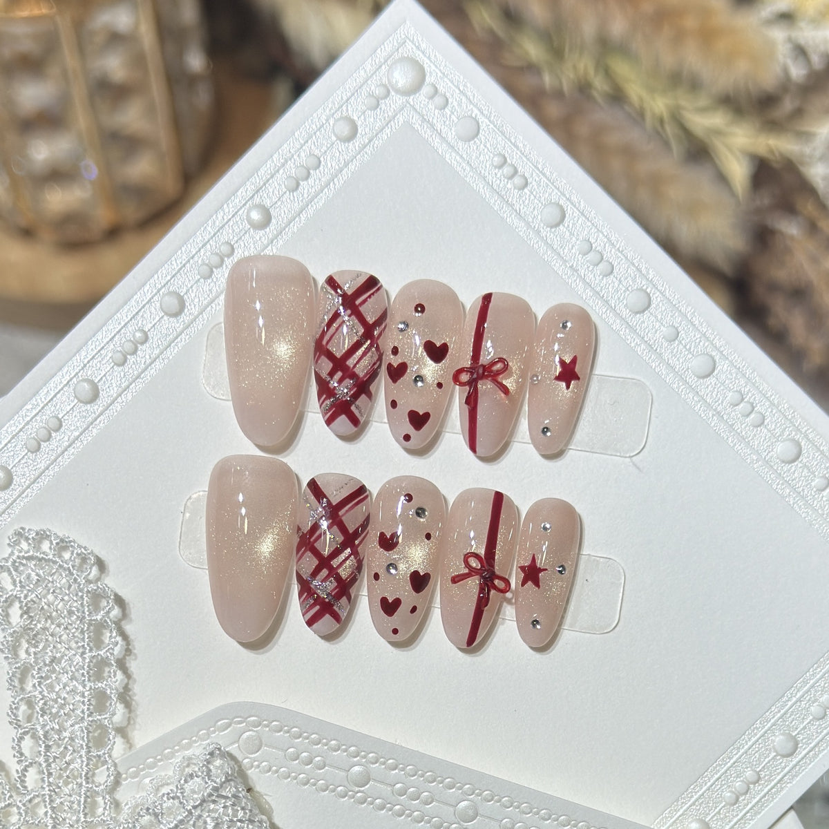 Romantisches Theme Press-On Nail Set mit Herz- und Schleifenakzenten Brehn