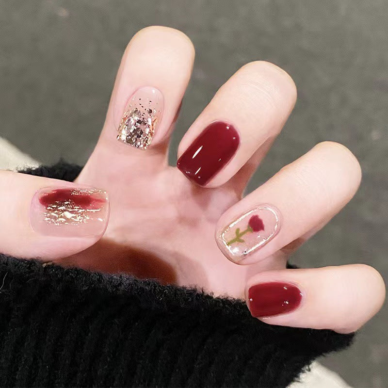 Elegantes Nageldesign mit floralen und glitzernden Akzenten Brehn
