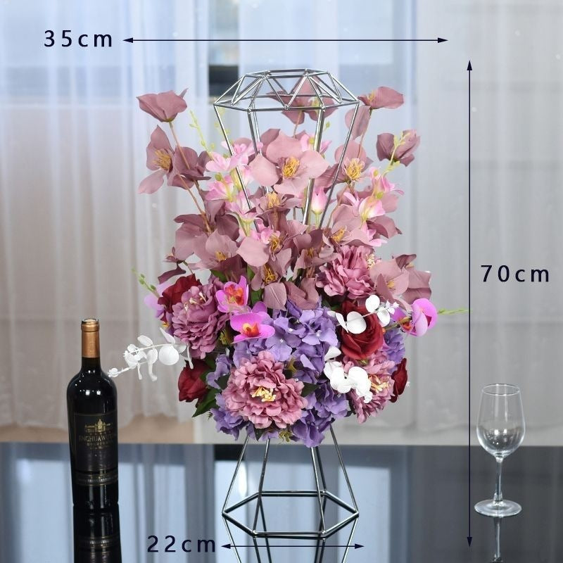 Luxuriöse Blumenmittelstück mit modernem Metallfuß