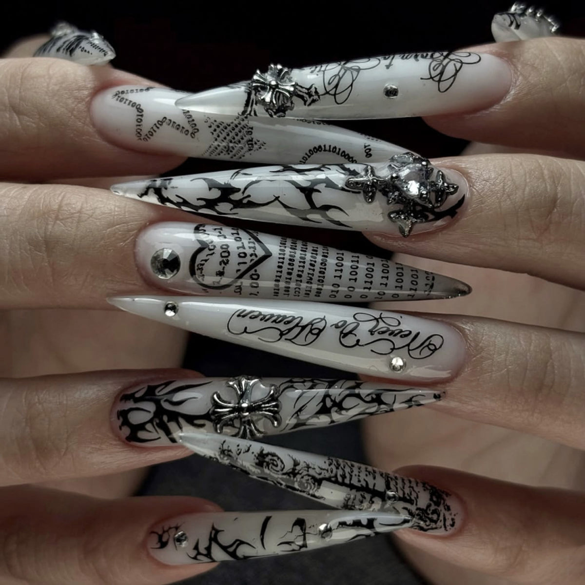 Kunstvolle Stiletto-Nägel mit Gothic-Muster und Verzierungen Brehn