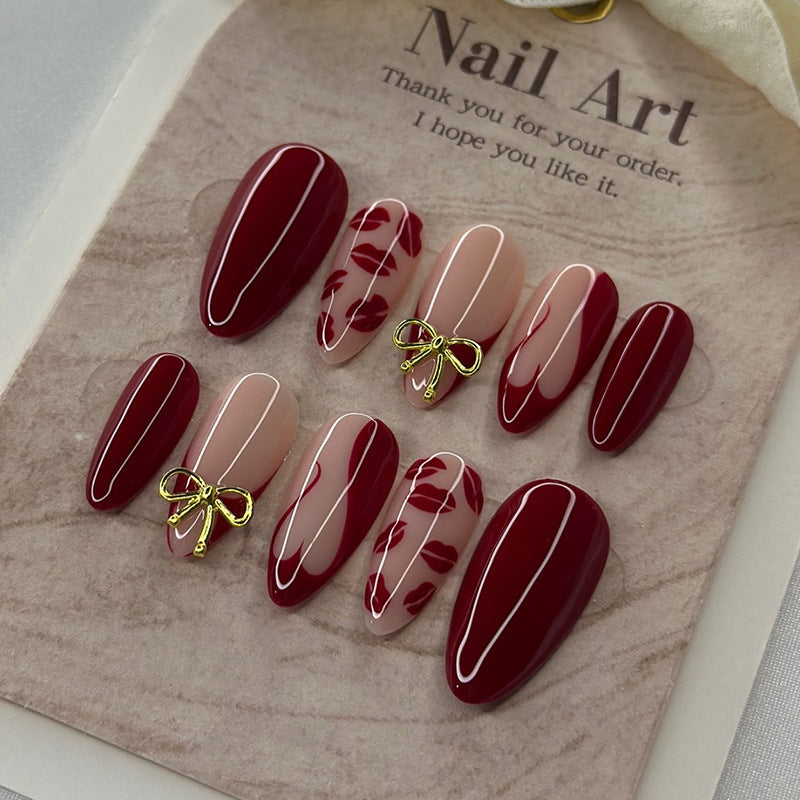 Kunstnagelset mit eleganten Schleifen- und Lippenmotiven Brehn