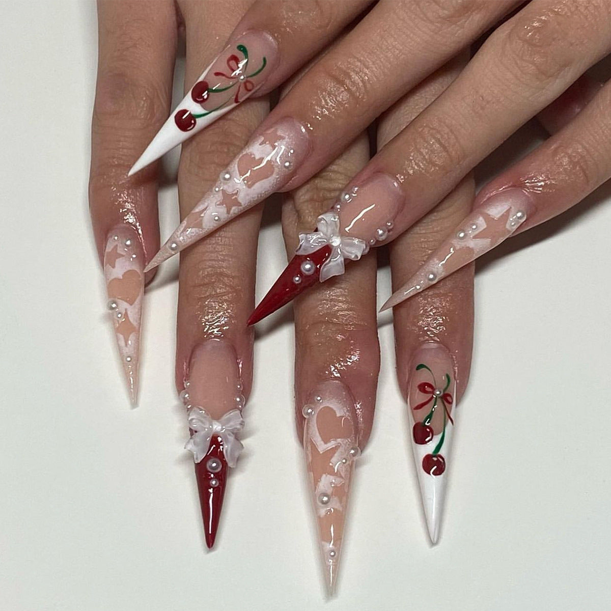 Künstliche Nagelkunst mit festlichen Motiven Brehn