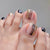 Exquisite Fußnagelkunst mit Glitzer- und Streifen-Design Brehn