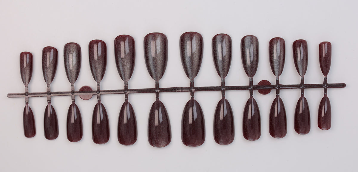 Kunstnagelset mit schimmernden Designs Brehn