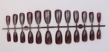 Kunstnagelset mit schimmernden Designs Brehn