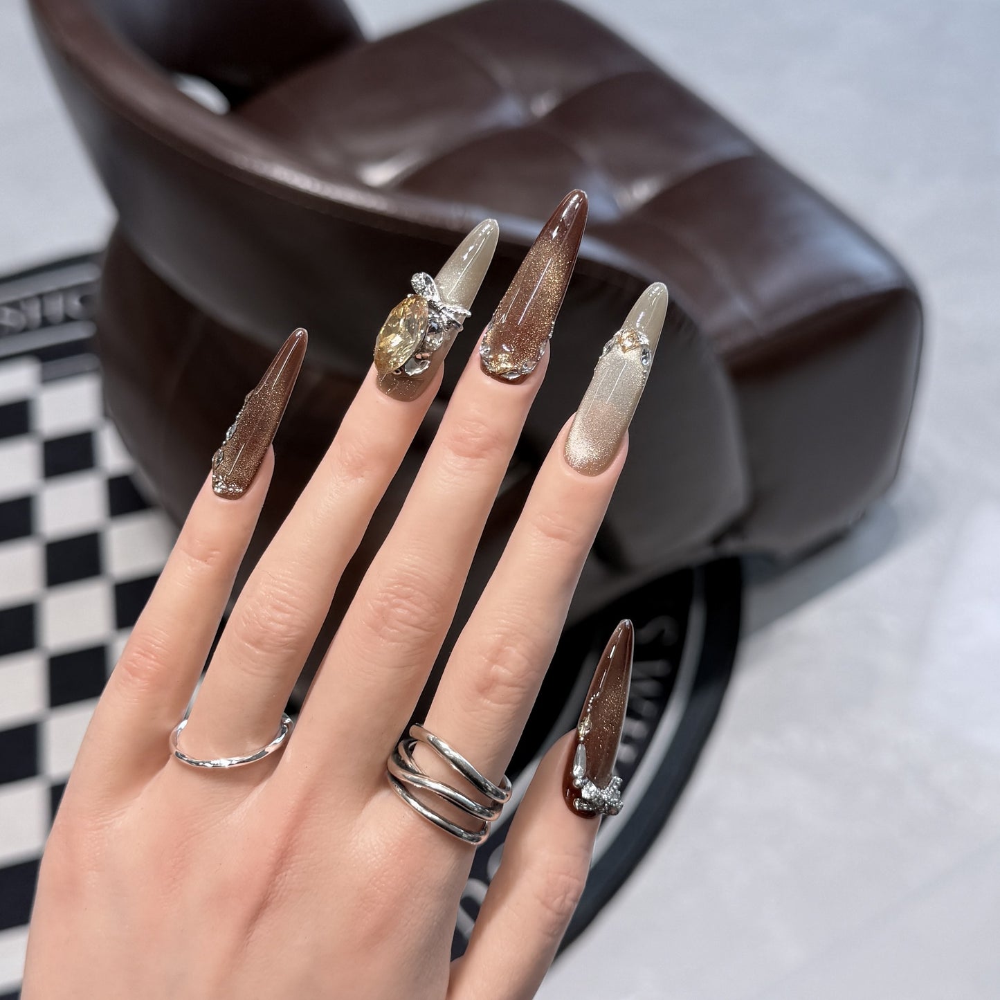 Künstlerisches Stiletto Press-On Nagelset mit Edelsteinakzenten Brehn
