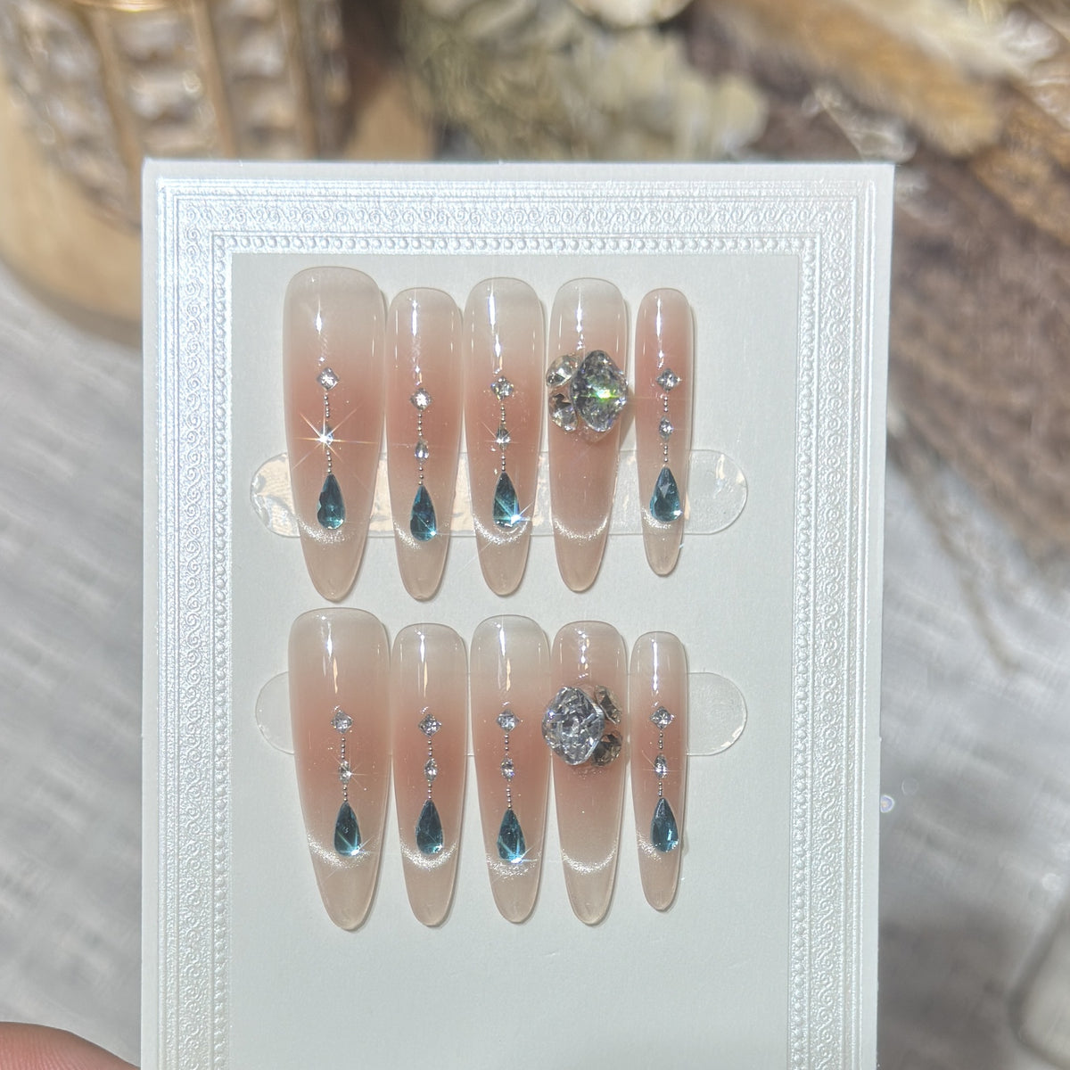 Glamourös Press-On Nagelkunstset mit Kristallverzierungen Brehn
