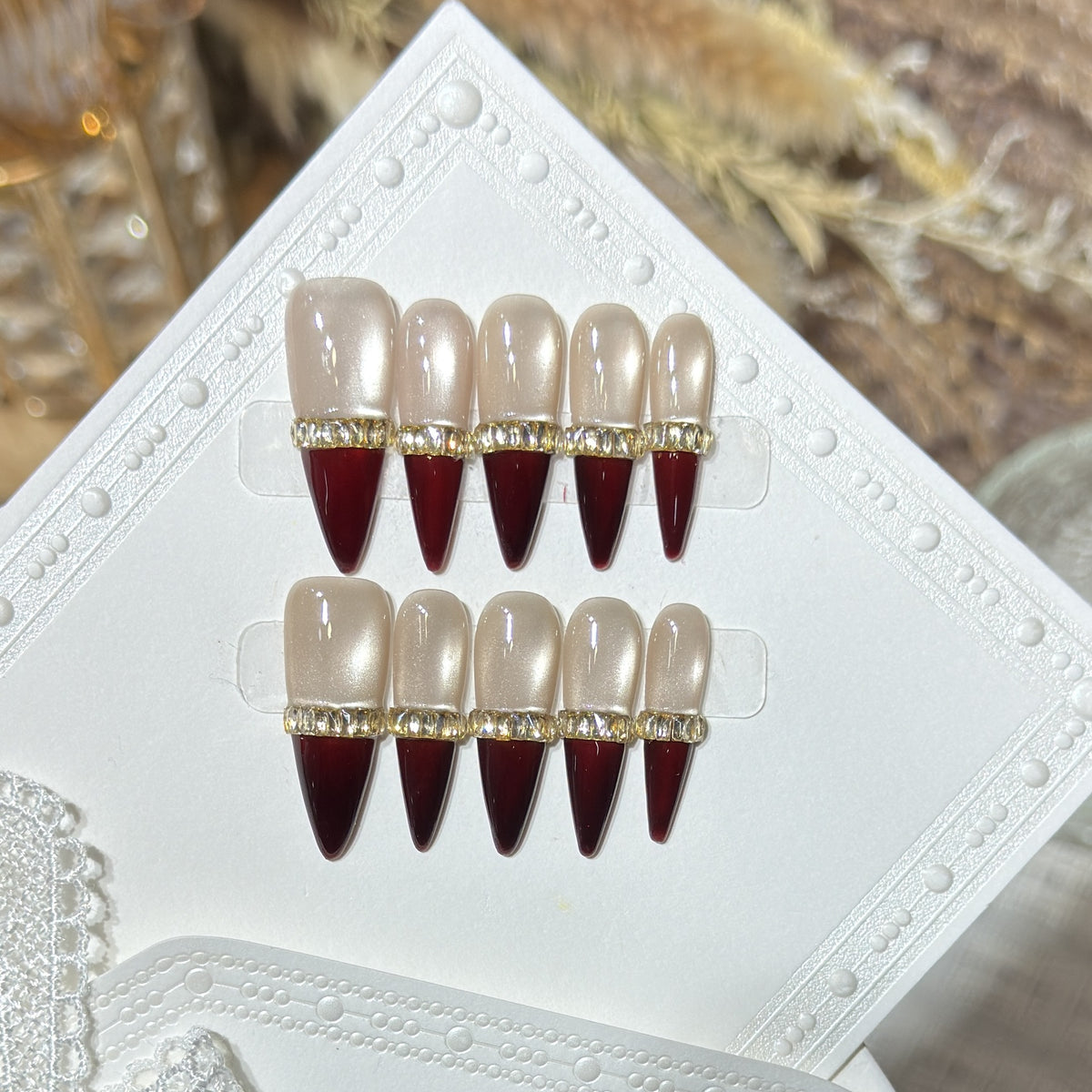 Glamouröses Stiletto Press-On Nail Art Set mit goldenen Akzenten Brehn