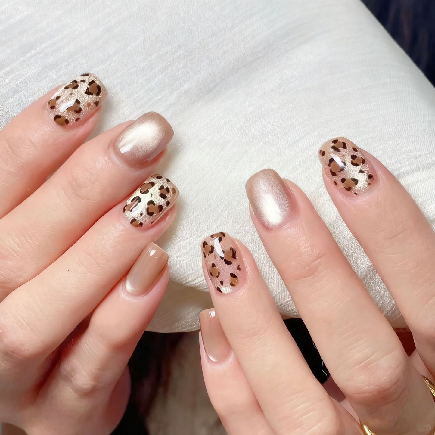 Glamouröse Kunstnägel mit Glitzer- und Ombre-Design Brehn