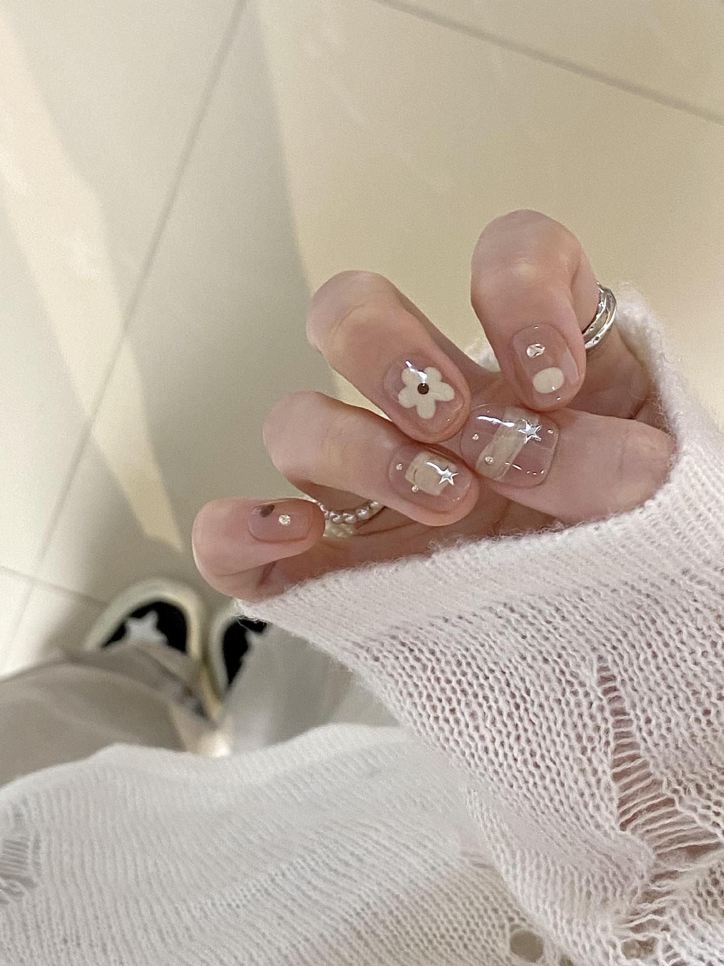 Kunstnägel mit Eleganten Floralen Motiven Brehn