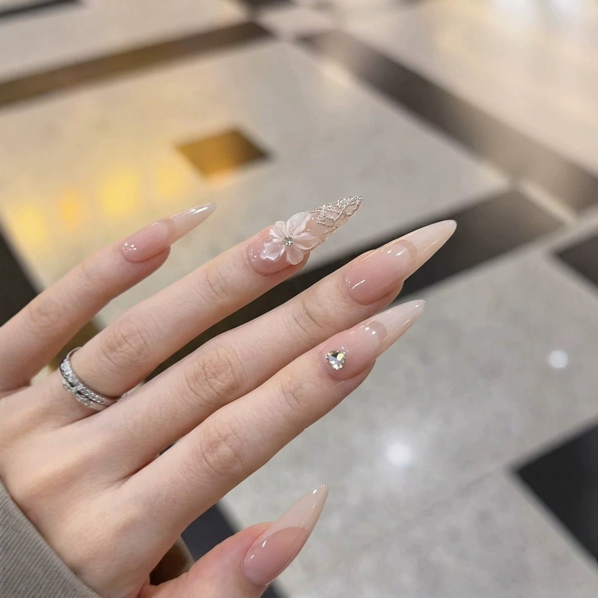 Elegantes Stiletto Press-On Nagelkunstset mit floralen Akzenten Brehn