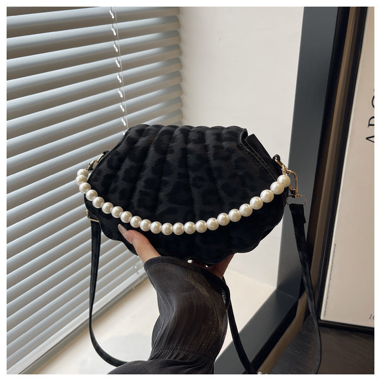 Elegante muschelförmige Umhängetasche Brehn