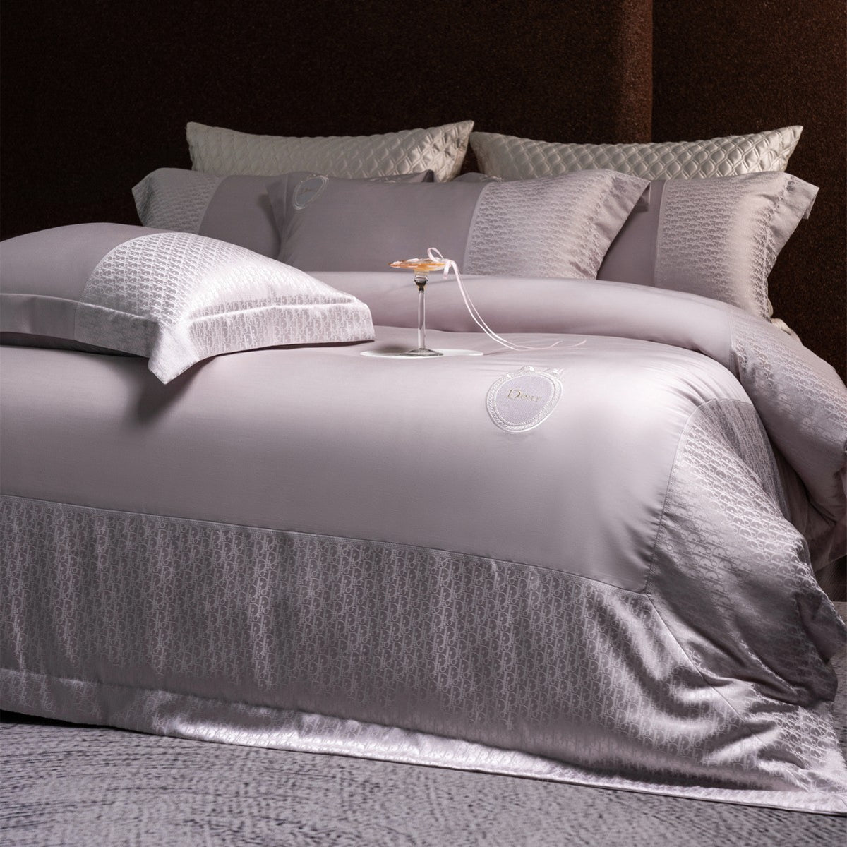 Seiden-ähnliches Jacquard-Satin-Bettbezug-Set mit gesticktem Wappen & Bett-Rock