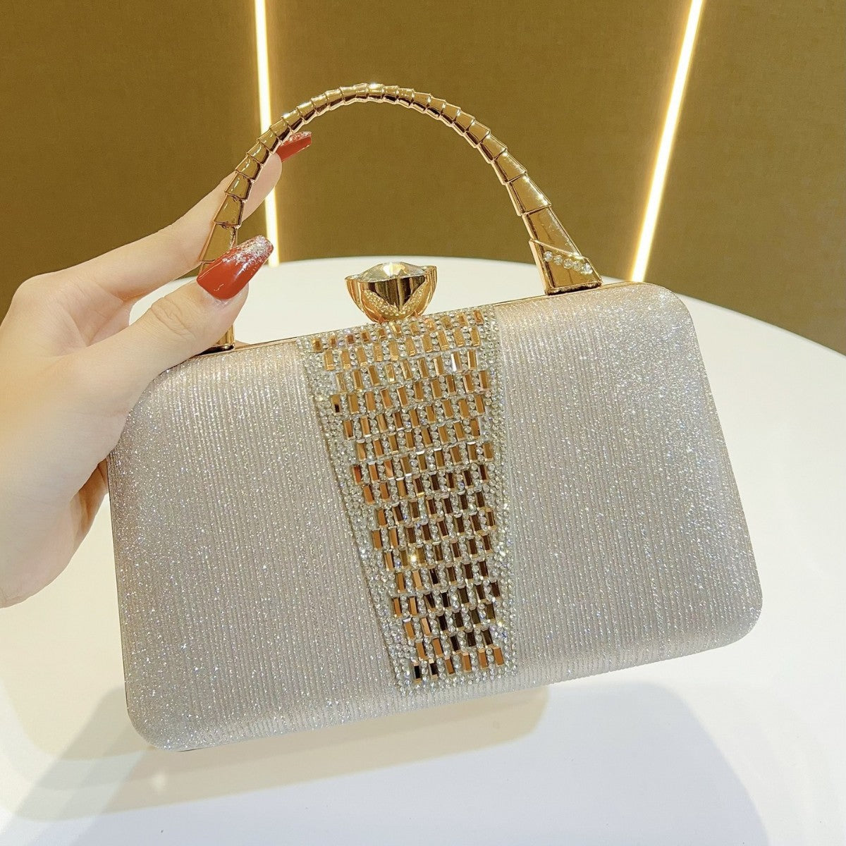 Abendhandtasche mit Kristallverzierungen