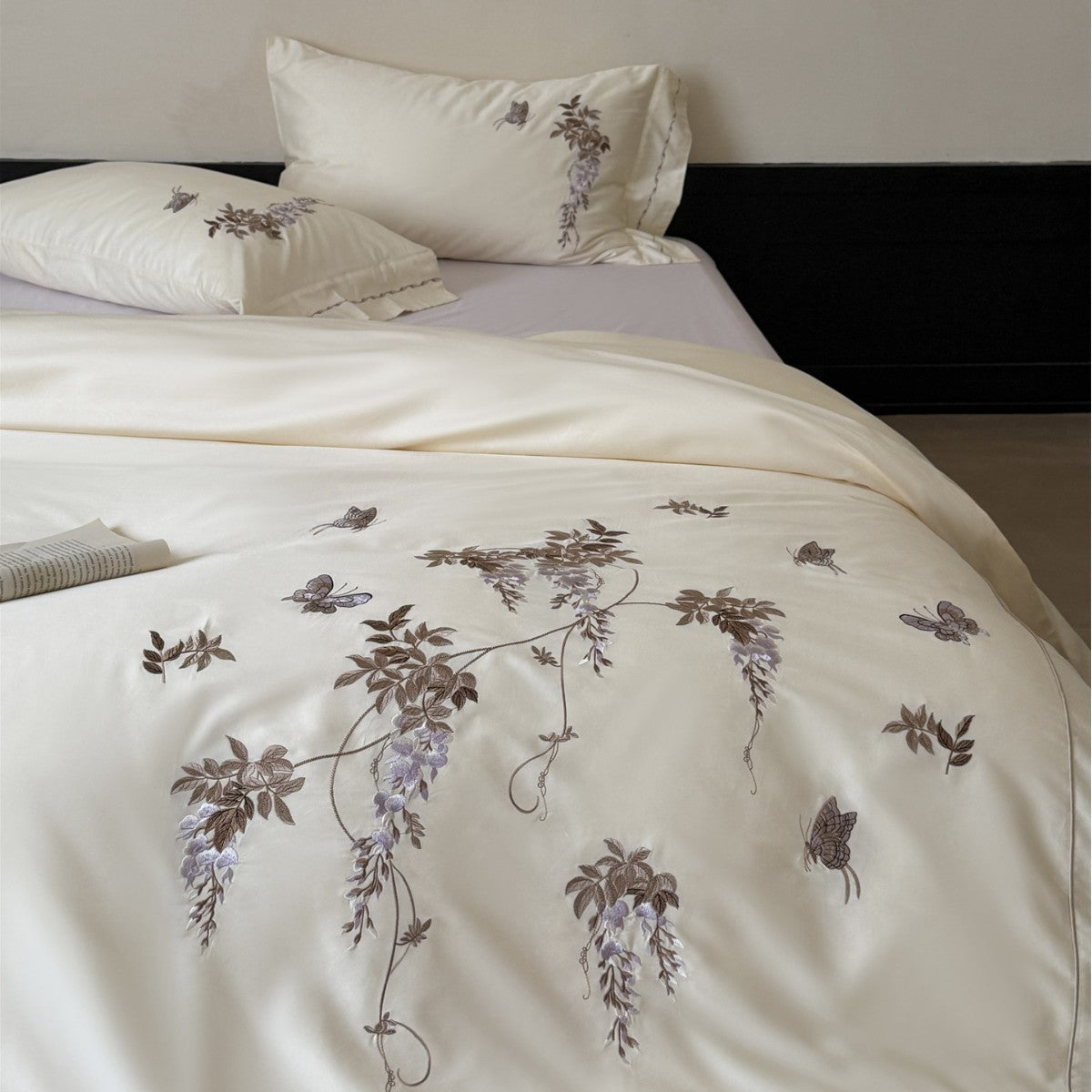 Besticktes Wisteria- und Schmetterlings-Baumwollsatin-Bettbezug-Set mit Paspelrand