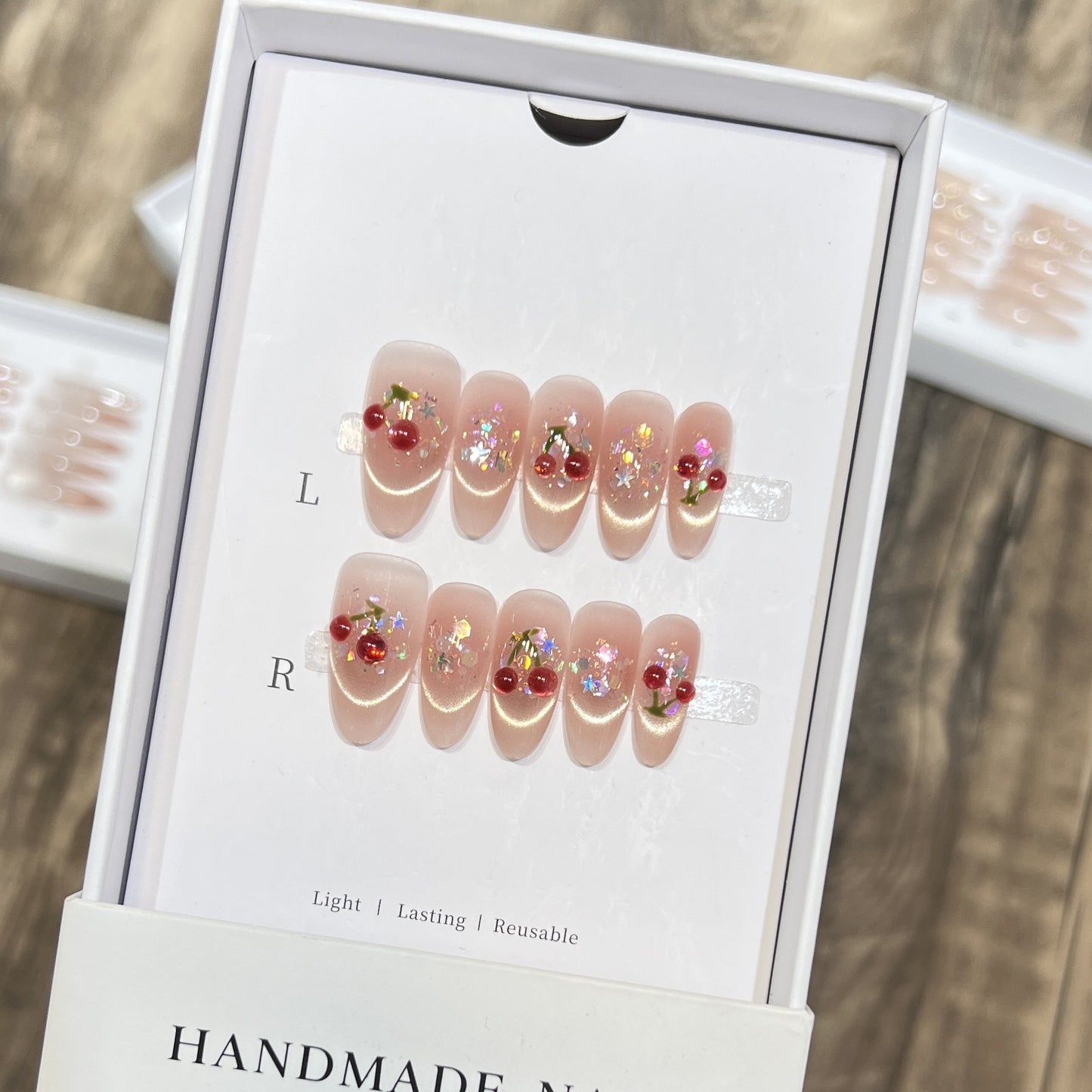 Handgefertigtes Kirsche-Prägung Press-On Nail Set Brehn