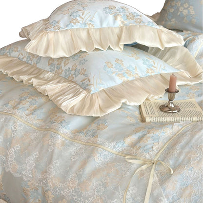 Luxuriöses Blumenspitzen-Rüschenduvet mit Satinstreifen