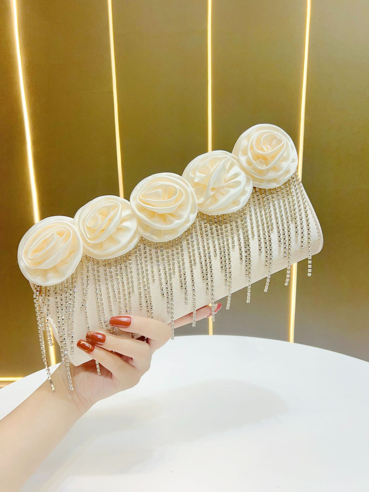 Blumenverzierte Abend-Clutch