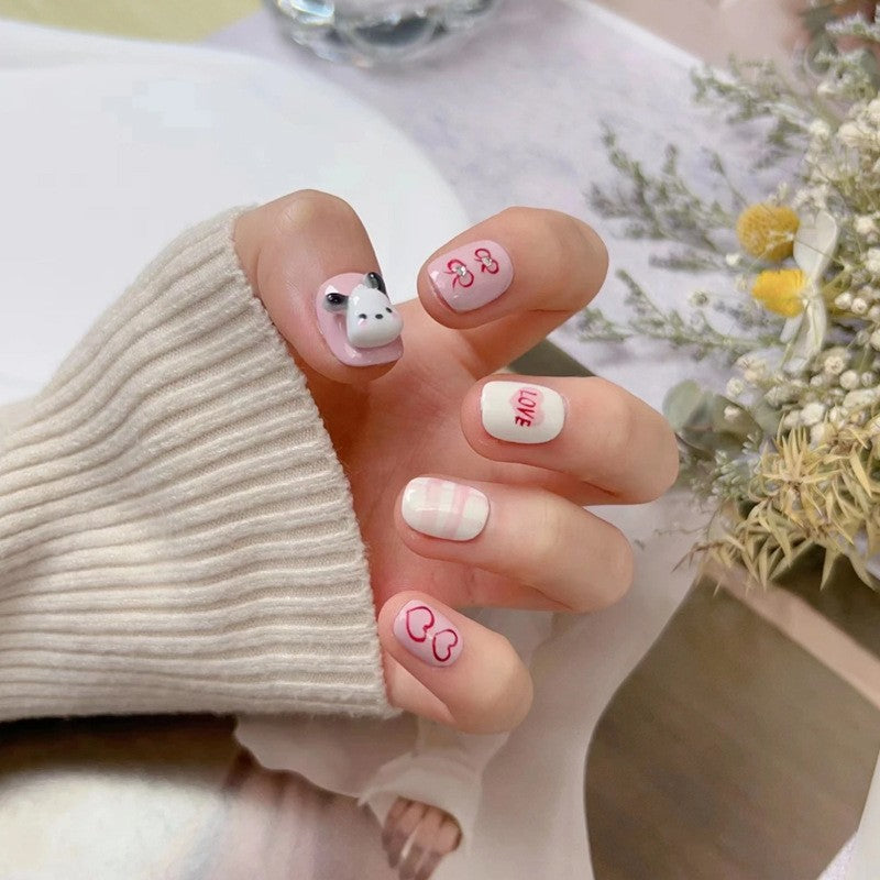 Kreatives Kunstnagelset mit modernen Herzmotiven Brehn